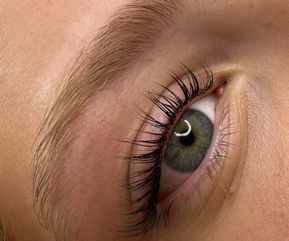 Efter lash lift med buede og mørkere vipper, som fremhæver det blågrønne øje og skaber et mere vågent, feminint udtryk. Resultatet giver tydelig definition uden brug af mascara.