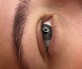 Før lash lift på blågrønt øje med korte, naturlige vipper uden buk. Udtrykket er blødt og neutralt, og vipperne følger øjenlågets form uden løft eller styling.