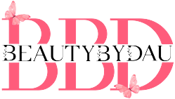 BeautyByDau logo med lyserøde BBD-bogstaver og en sommerfugl – symbol på skønhed, elegance og feminin branding.